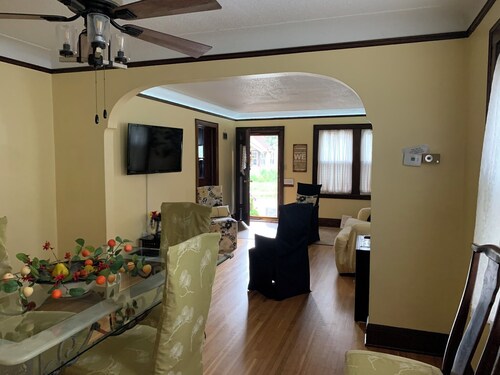 2-bedroom bungalow in lovely Minneapolis with cool AC breeze