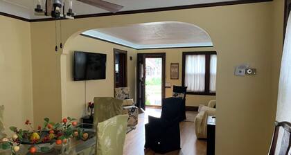 2-bedroom bungalow in lovely Minneapolis with cool AC breeze