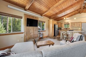 TV - 2 bedroom, 2 bathroom, 4 bed, Starlink, Hottub (Nemo)