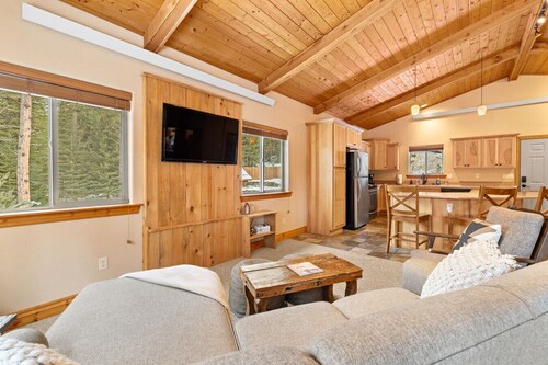 2 bedroom, 2 bathroom, 4 bed, Starlink, Hottub