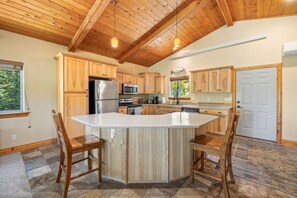 Fridge, microwave, oven, stovetop - 2 bedroom, 2 bathroom, 4 bed, Starlink, Hottub (Nemo)