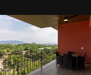 Outdoor dining - Lux 2-Bedroom 2-Bathroom Condo in Nuevo Vallarta w/Rooftop Pool + Large Terrace (Nuevo Vallarta)