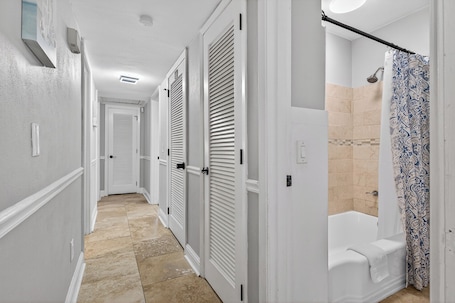 Shower, hair dryer, towels, soap. Salt& Sand FWB-Mins to FWB Beach & Walk to Playground