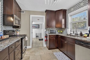 Private kitchen - Salt& Sand FWB-Mins to FWB Beach & Walk to Playground (Fort Walton Beach)