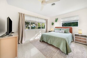 4 bedrooms, iron/ironing board, WiFi, bed sheets - Oasis Home with Pool and Games (Lake Clarke Shores)