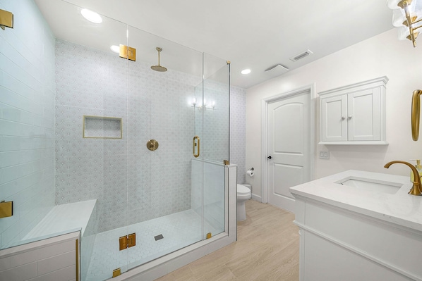 Shower, hair dryer, towels, soap - Oasis Home with Pool and Games (Lake Clarke Shores)