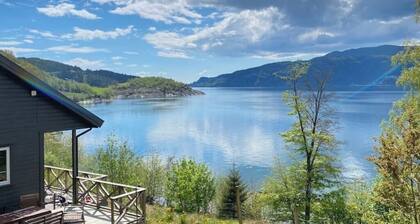 Dysja-Fjord Cabins - NW Boat, Fireplace, Sauna & Hot Tub, Stunning Fjord Views
