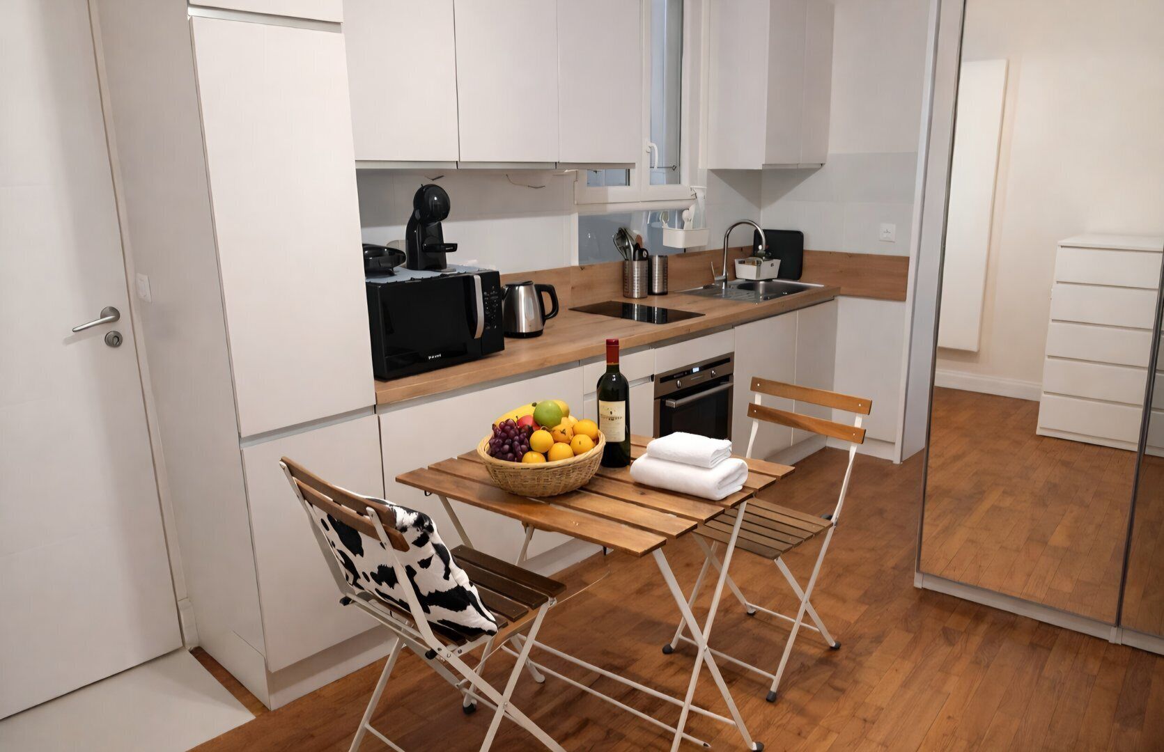Kühlschrank, Mikrowelle, Ofen, Wasserkocher mit Kaffee-/Teezubehör
