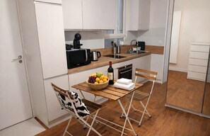 Fridge, microwave, oven, coffee/tea maker - Élégant Studio • Arc de Triomphe / Champs-Élysées (Paris)