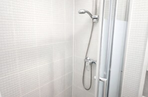 Shower, hair dryer, towels - Élégant Studio • Arc de Triomphe / Champs-Élysées (Paris)