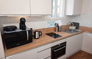 Frigorífico, microondas, horno y cafetera o tetera