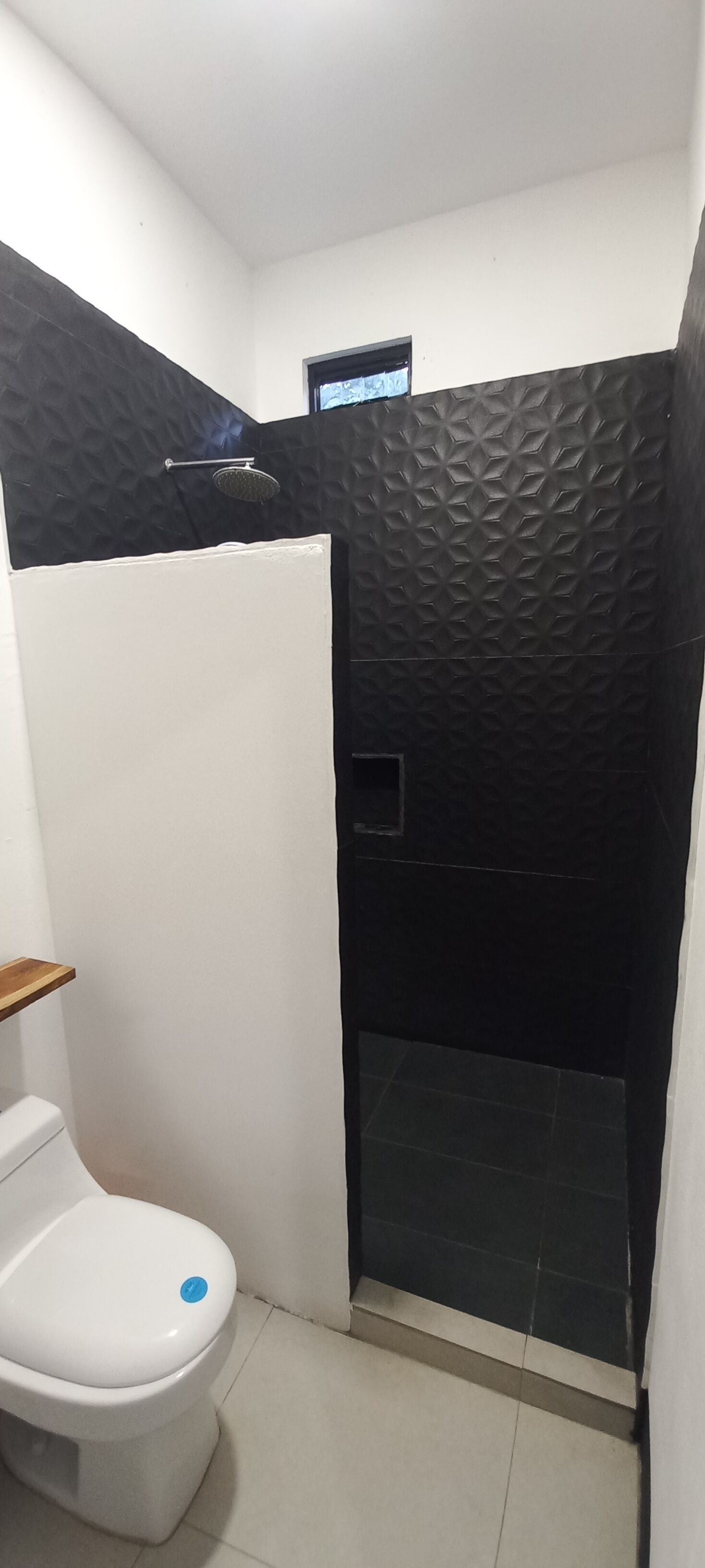 Een douche, handdoeken, toiletpapier