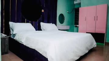 Habitación Deluxe, balcón, vista a la ciudad | Escritorio, espacio para trabajar con laptop y cortinas blackout