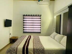 Desk, laptop workspace, blackout curtains, soundproofing - Mabala Millennium  Hotel (Abuja)