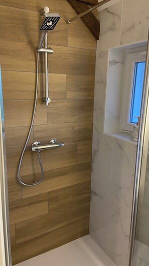 Dusch, hårtork, handdukar och tvål