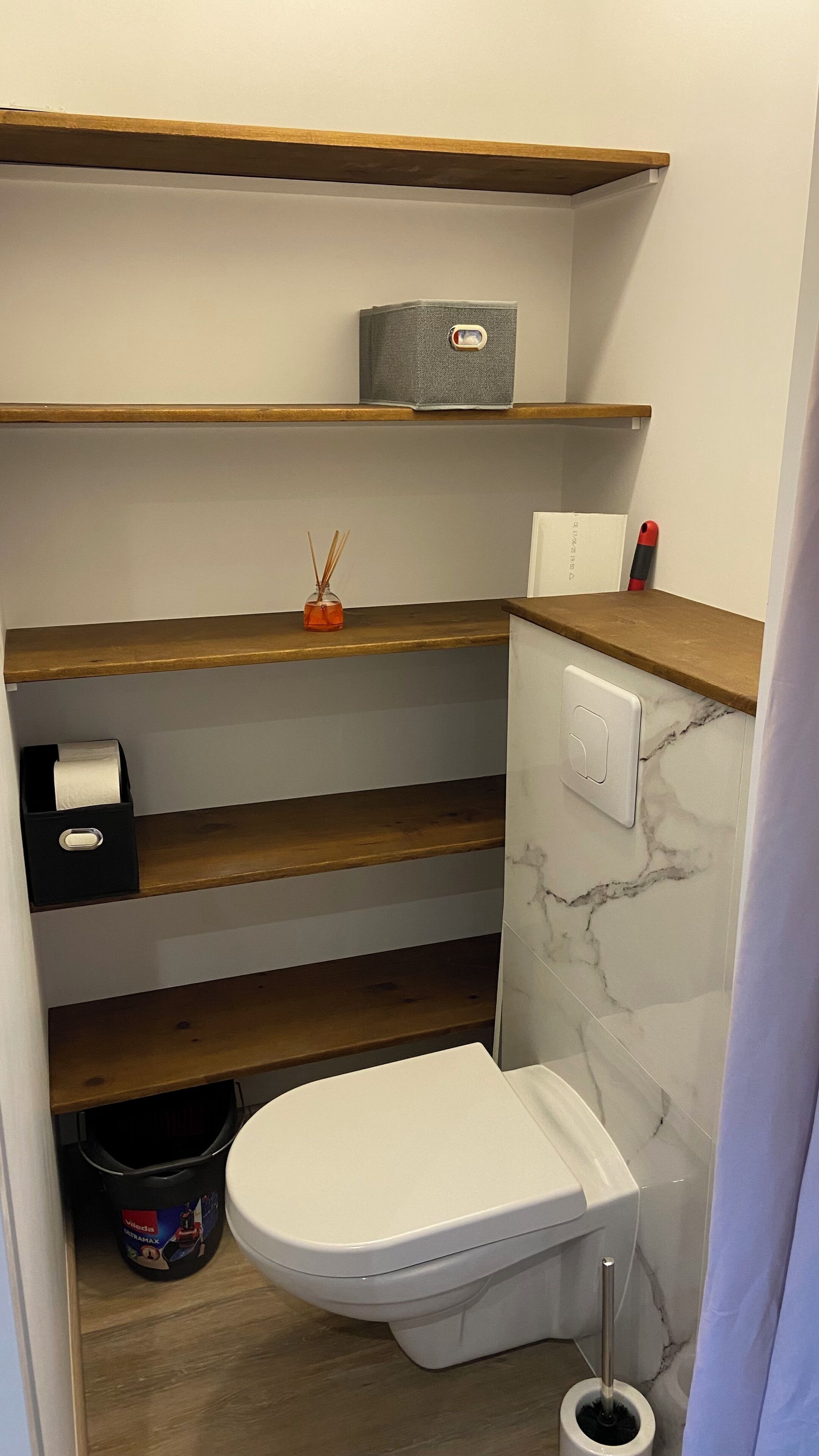 Een douche, een haardroger, handdoeken, zeep