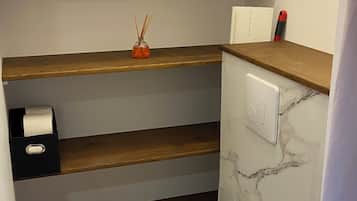 Een douche, een haardroger, handdoeken, zeep