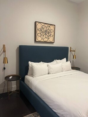 Coffres-forts dans les chambres, bureau, fer et planche à repasser