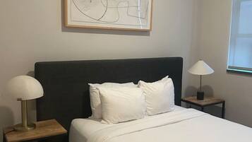 Pengeskab på værelset, skrivebord, strygejern/strygebræt, Wi-Fi