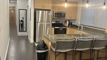 Micro-ondes, four, lave-vaisselle, cafetière/bouilloire