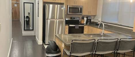 Microwave, oven, dishwasher, coffee/tea maker
