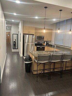 Mikrobølgeovn, ovn, opvaskemaskine, kaffe-/temaskine