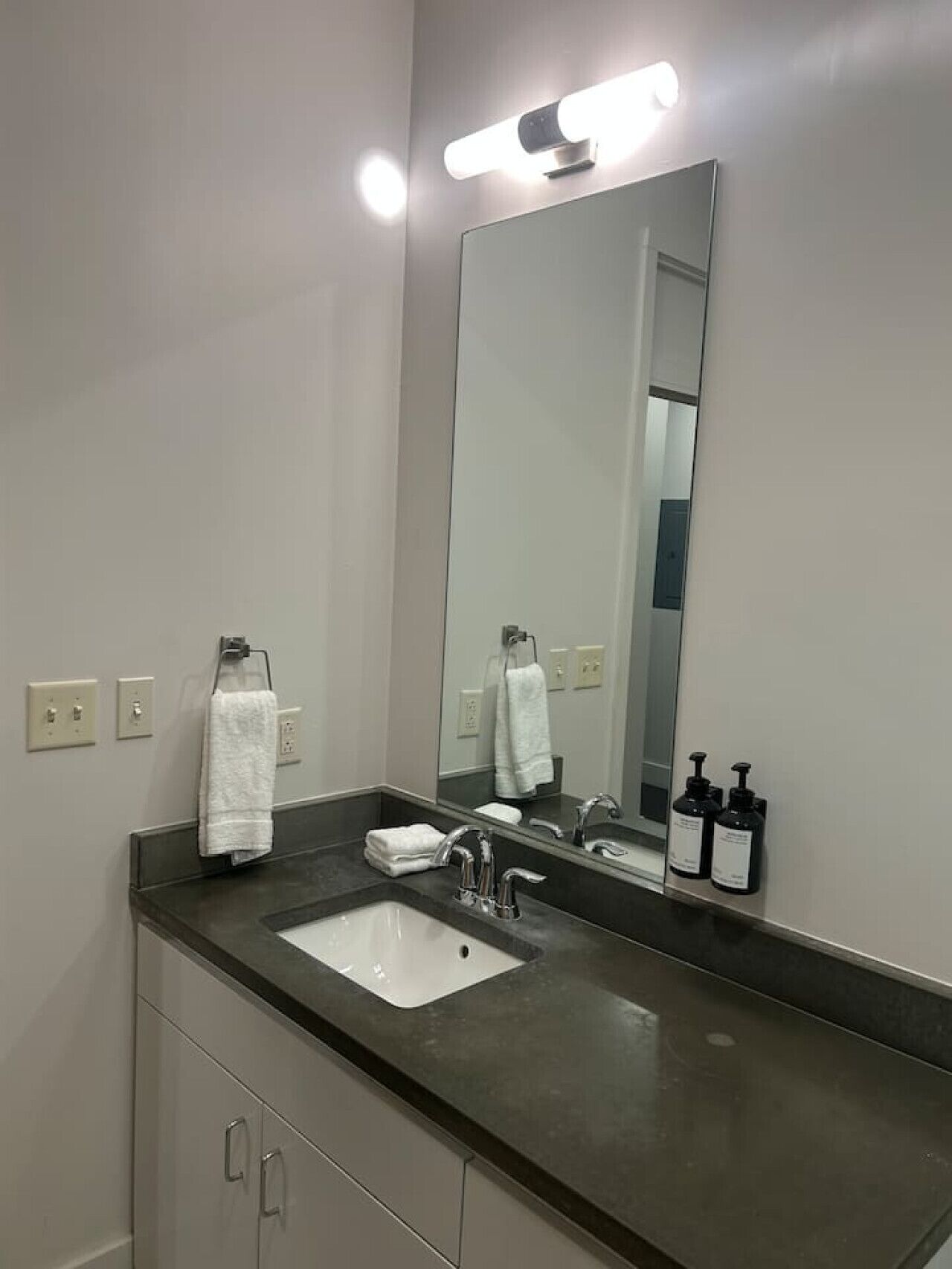 Hårtørrer, håndklæder, Shampoo, Toiletpapir