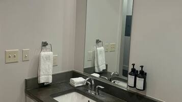 Hårtørrer, håndklæder, Shampoo, Toiletpapir