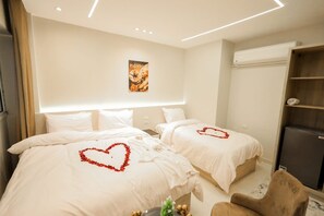 Iron/ironing board, WiFi, bed sheets - First site of pyramids view hotel (Giza Governorate)