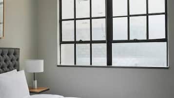 Een bureau, een strijkplank/strijkijzer, wifi, beddengoed