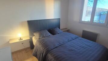 2 chambres, fer et planche à repasser, lit parapluie, Wi-Fi gratuit