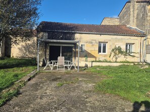 Outdoor dining - House in the heart of the vineyards (Montagne)