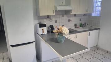 Réfrigérateur, micro-ondes, plaque de cuisson, cafetière/bouilloire