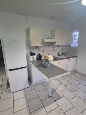 Fridge, microwave, stovetop, coffee/tea maker - House in the heart of the vineyards (Montagne)