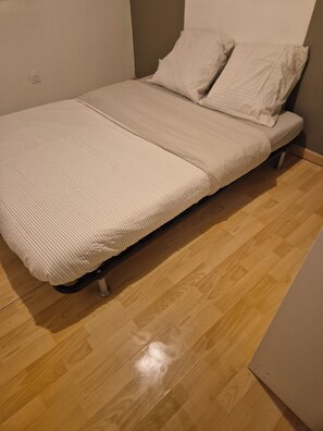 2 chambres, fer et planche à repasser, lit parapluie, Wi-Fi gratuit