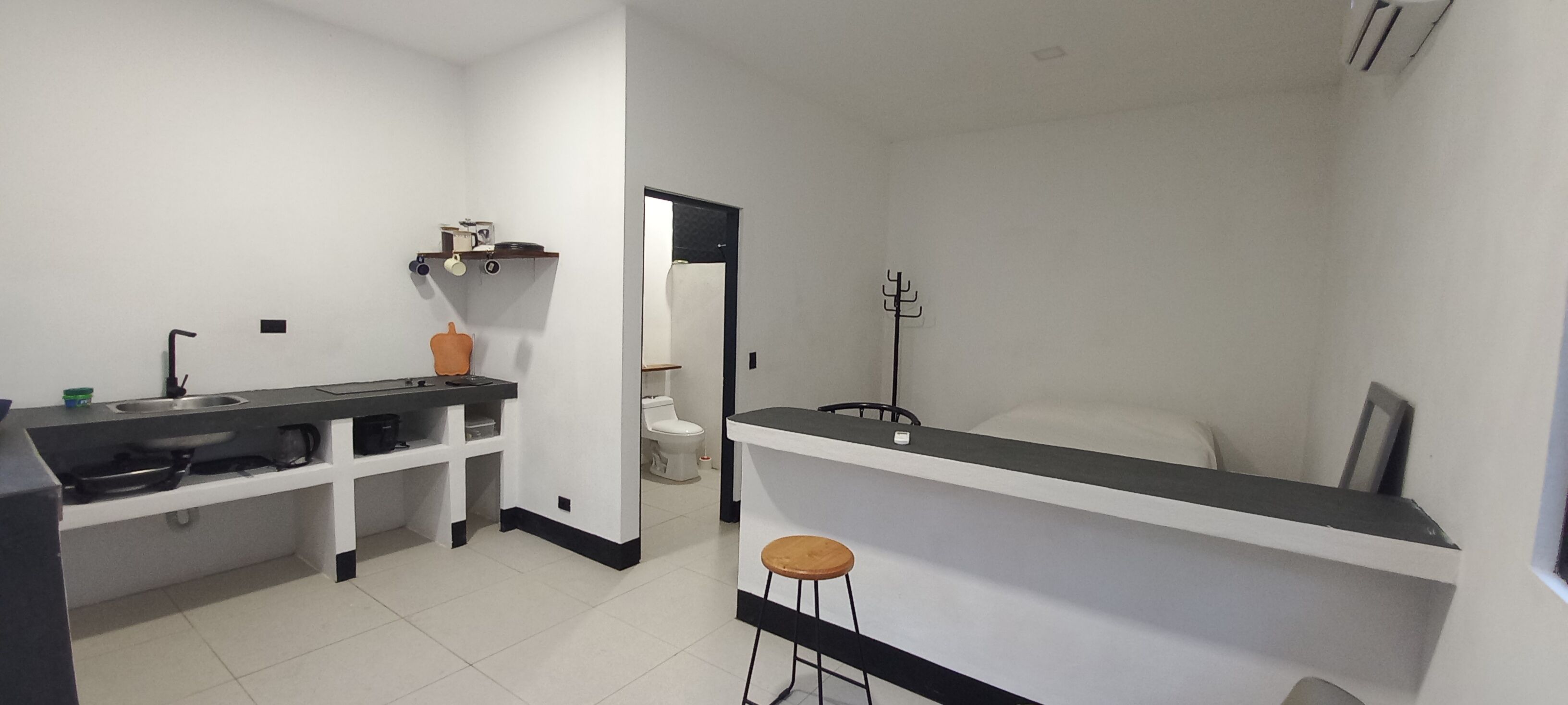 シャワー、タオル、石鹸、トイレットペーパー