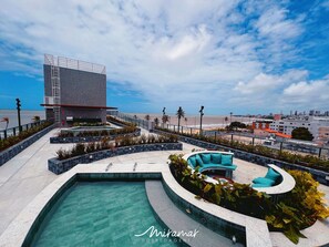 Hồ bơi ngoài trời