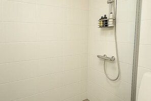 Haartrockner, Handtücher, Toilettenpapier