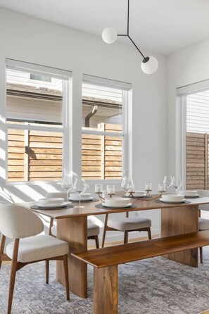 Dining - Fountain Bleau #2 |Oak Lawn Luxury Stay | Fire Pit & Grill | 7 Mins to Airport (Dallas)