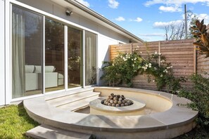 Terrace/patio - Fountain Bleau #2 |Oak Lawn Luxury Stay | Fire Pit & Grill | 7 Mins to Airport (Dallas)