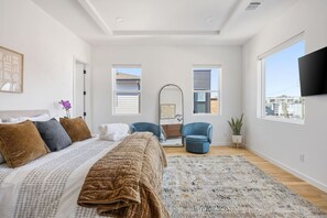 3 bedrooms, iron/ironing board, WiFi, bed sheets - Fountain Bleau #2 |Oak Lawn Luxury Stay | Fire Pit & Grill | 7 Mins to Airport (Dallas)