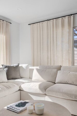 TV - Fountain Bleau #2 |Oak Lawn Luxury Stay | Fire Pit & Grill | 7 Mins to Airport (Dallas)