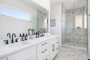 Hair dryer - Fountain Bleau #2 |Oak Lawn Luxury Stay | Fire Pit & Grill | 7 Mins to Airport (Dallas)