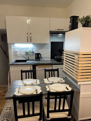 Fridge, microwave, oven, stovetop - Peaceful cocoon in the town center. Close to everything (cable car - thermal baths - stores) (Bagnères-de-Luchon)