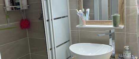 Dusche, Haartrockner, Seife, Toilettenpapier