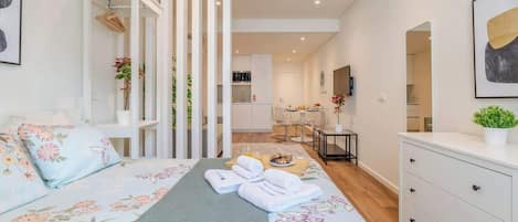 Iron/ironing board, travel cot, WiFi, bed sheets