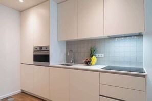 Wasserkocher mit Kaffee-/Teezubehör, Kühlschrank, Mikrowelle, Herdplatte