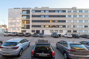 Exterior - Spacious Light-Filled Flat with Garage by HostWise (Leça da Palmeira)