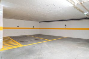 Property grounds - Spacious Light-Filled Flat with Garage by HostWise (Leça da Palmeira)