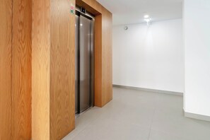 Interior - Spacious Light-Filled Flat with Garage by HostWise (Leça da Palmeira)